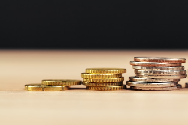 montones de monedas en la mesa de trabajo