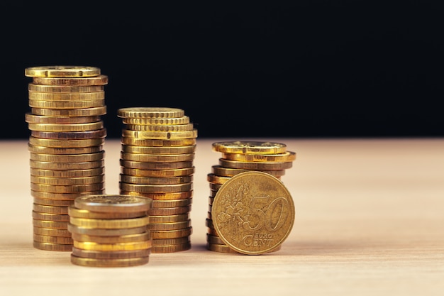 montones de monedas en la mesa de trabajo