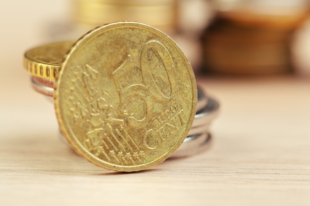 Foto montones de monedas en la mesa de trabajo