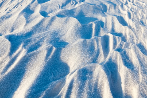 Montones de nieve en los que se ven cristales y copos de nieve, profundidad de campo pequeña