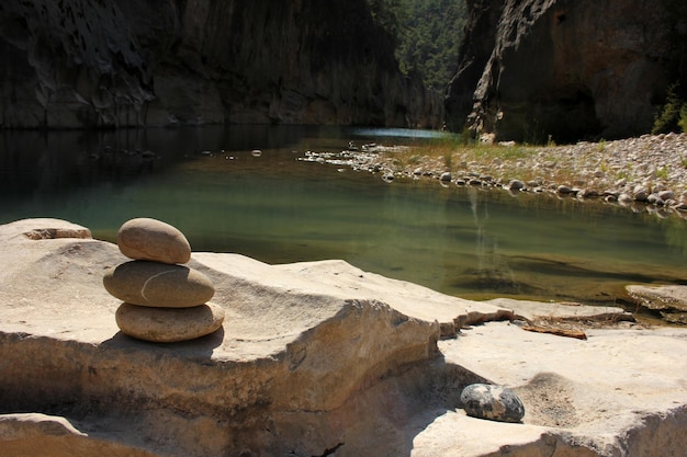 Montones de piedras junto al río