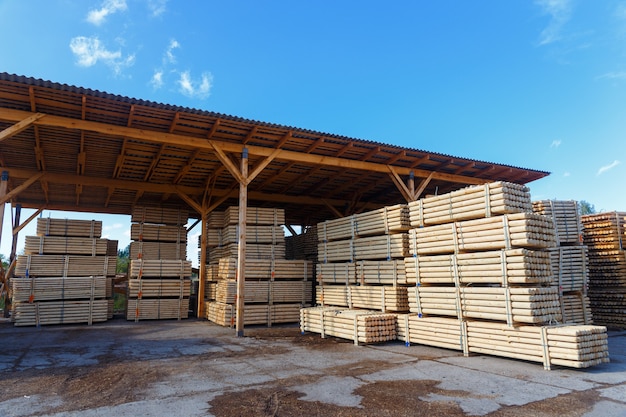 Montones de tablas de madera en el almacén.