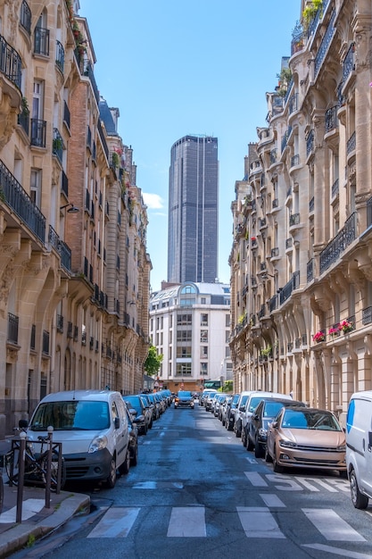 Montparnasse Tower am Ende einer engen Pariser Straße mit Autos