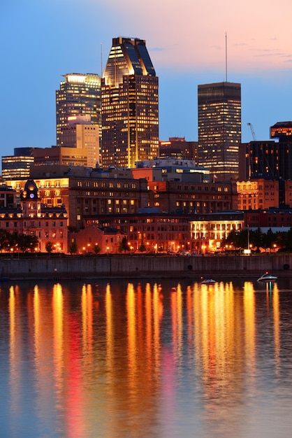 Montreal sobre el río al atardecer