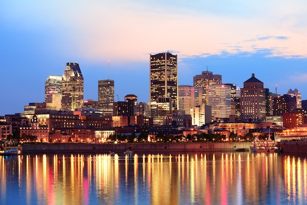 Montreal sobre el río al atardecer