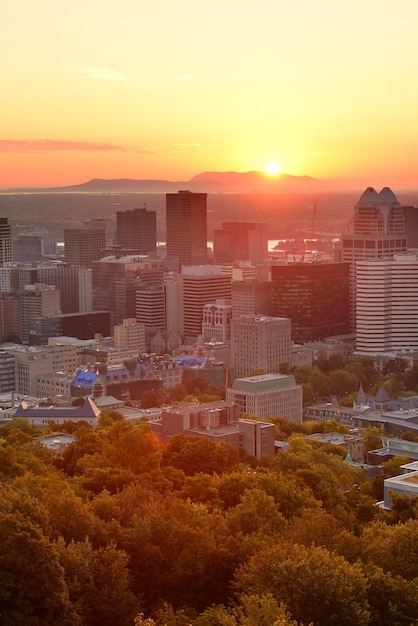 Montreal Sunrise Silhouette am Morgen vom Mont Royal aus gesehen mit der Skyline der Stadt