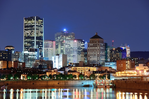 Montreal über den Fluss in der Abenddämmerung