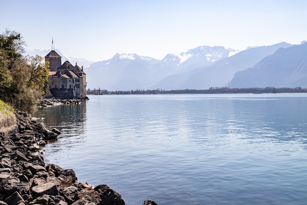 Montreux, Suiza, el castillo de Chillon y los Alpes al fondo