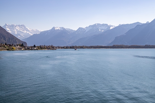 Montreux, Suiza Vista desde el castillo de Chillon, el lago de Ginebra y los Alpes en el fondo