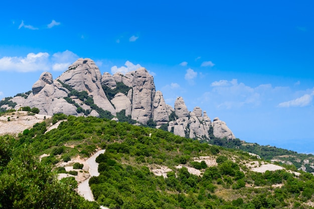 Montserrat é uma montanha perto de barcelona, na catalunha