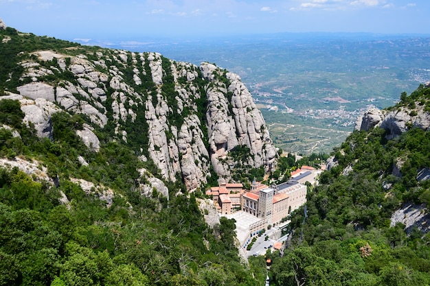 Montserrat é uma montanha perto de barcelona.