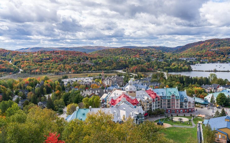 MontTremblant Quebec Canadá 1 de octubre de 2021 Vista aérea de Mont Tremblant Resort en otoño