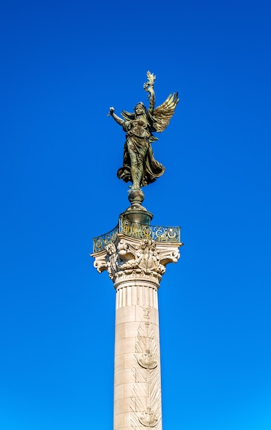 Monument aux Girondins en la plaza Quinconces en Burdeos - Francia