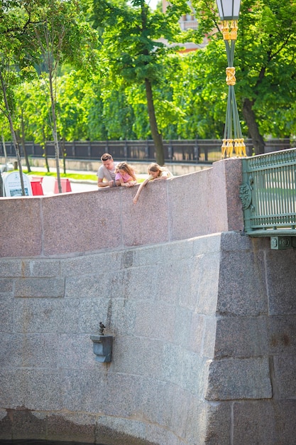 Monumental escultura de ChizhikPyzhik pequeno pássaro no rio Fontanka São Petersburgo Rússia