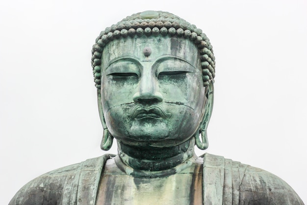 Foto monumental estatua de bronce de buda amitabha.