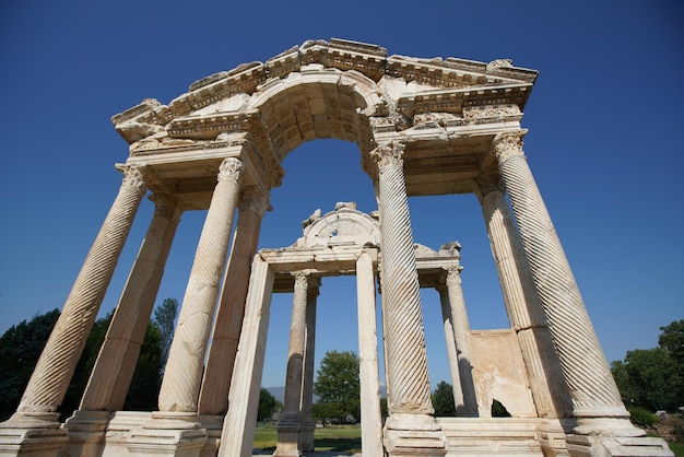 Monumental Gateway Tetrapylon en la antigua ciudad de Afrodisias en Aydin Turkiye