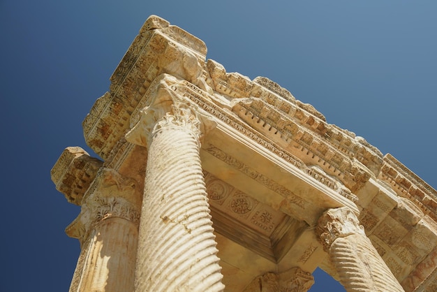 Monumental Gateway Tetrapylon en la antigua ciudad de Afrodisias en Aydin Turkiye