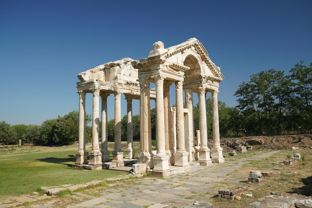 Monumental Gateway Tetrapylon na cidade antiga de Aphrodisias em Aydin Turkiye