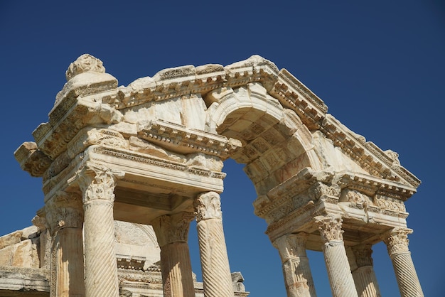 Monumental Gateway Tetrapylon na cidade antiga de Aphrodisias em Aydin Turkiye