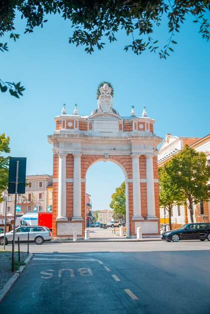 Monumentaler Bogen, der Papst Clemens XIV. In Santarcangelo, Italien, gewidmet ist