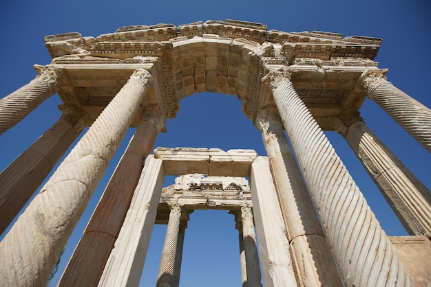 Monumentaler Gateway-Tetrapylon in der antiken Stadt Aphrodisias in Aydin Turkiye