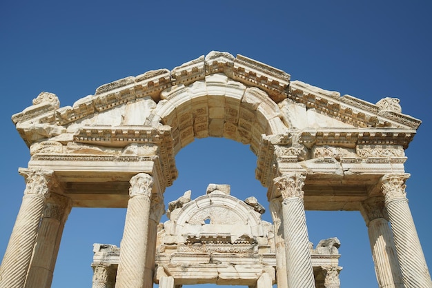 Monumentaler Gateway-Tetrapylon in der antiken Stadt Aphrodisias in Aydin Turkiye