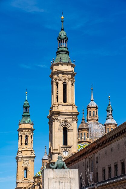 Monumentaler Komplex der Basilika del Pilar und historischer Gebäude im Zentrum von Saragossa, Spanien