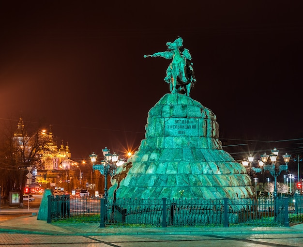 Monumento a Bogdan Khmelnitsky e mosteiro Mikhailovsky em Kiev