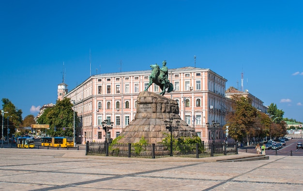 Monumento a Bogdan Khmelnitsky na Praça Sofiyska em Kiev, Ucrânia