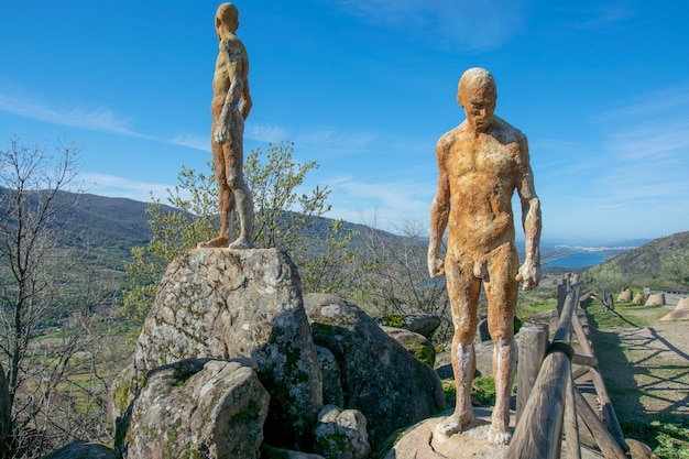 Monumento à esquecida guerra civil e ditadura.