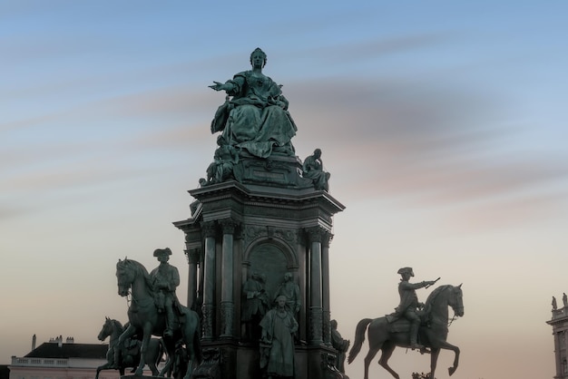 Foto monumento à imperatriz maria tereza na praça maria tereza, de kaspar von zumbusch, em viena, áustria, em 1888.