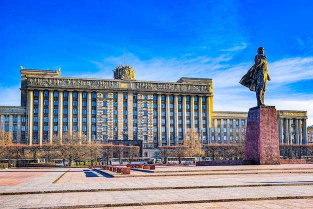 Monumento a lenin na praça de moscou, vista da cidade de são petersburgo, rússia