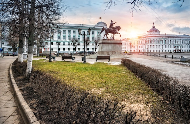 Monumento a Mikhail Tverskoy na Praça Sovetskaya em Tver e uma vista da cidade outono-inverno