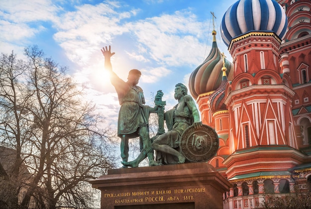 Foto monumento a minin e pozharsky na praça vermelha de moscou