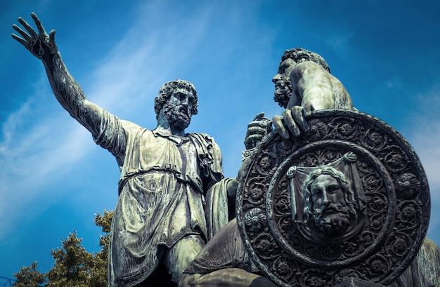 Foto monumento a minin e pozharsky na praça vermelha de moscou