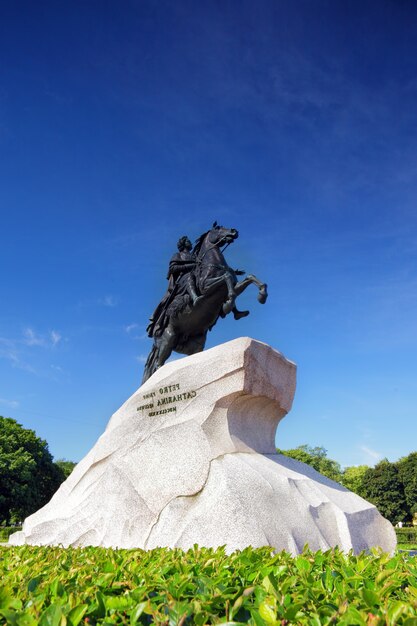 Monumento a Pedro I contra o céu azul. São Petersburgo, Rússia