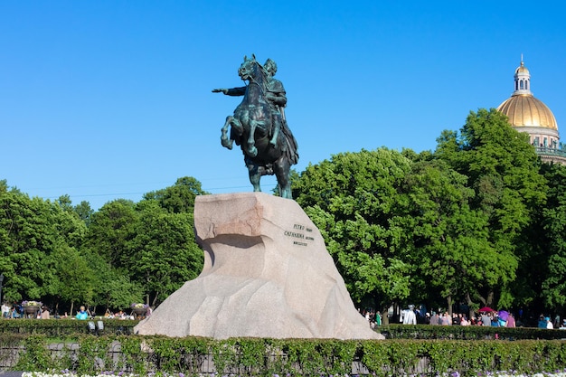 Monumento a Pedro, o Grande, o Cavaleiro de Bronze na Praça do Senado em dia ensolarado de verão