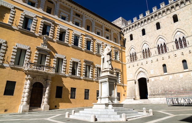 Monumento a Sallustio Bandini e Palazzo Salimbeni em Siena - Toscana, Itália