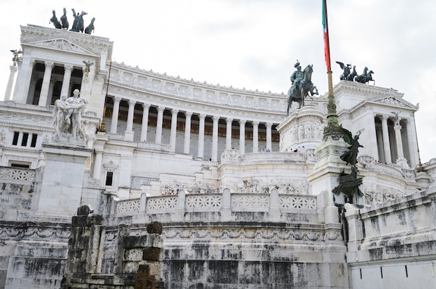 Monumento a Vittorio Emanuele II na praça Venizia, Roma, Itália. Como um bolo de casamento, uma máquina de escrever vitoriana. Roma, Itália