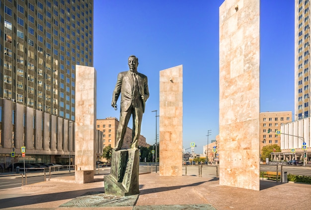 Monumento a Yevgeny Primakov em Moscou em uma manhã ensolarada de verão