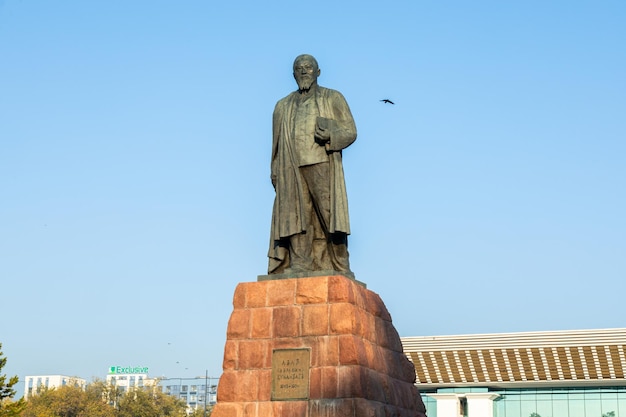 Foto monumento a abai qunanbaiuly en la ciudad de almaty , kazajstán abai fue un poeta y compositor kazajo