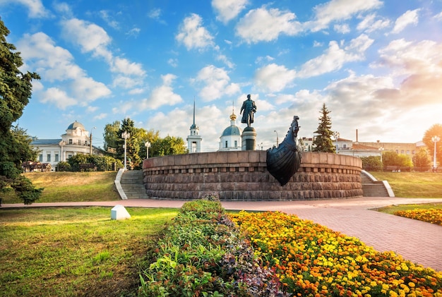 Monumento a Afanasy Nikitin y la Iglesia de la Resurrección en el terraplén del Volga en Tver