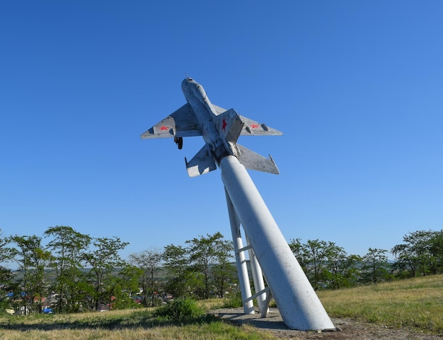 Foto monumento al avión de combate