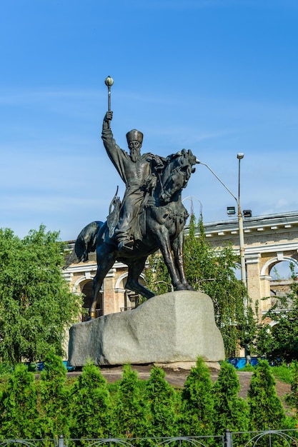 Monumento al cosaco hetman Petro Sagaidachnyi en Kiev, Ucrania