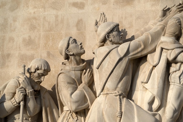 Monumento al descubrimiento de Lisboa junto al río detalle