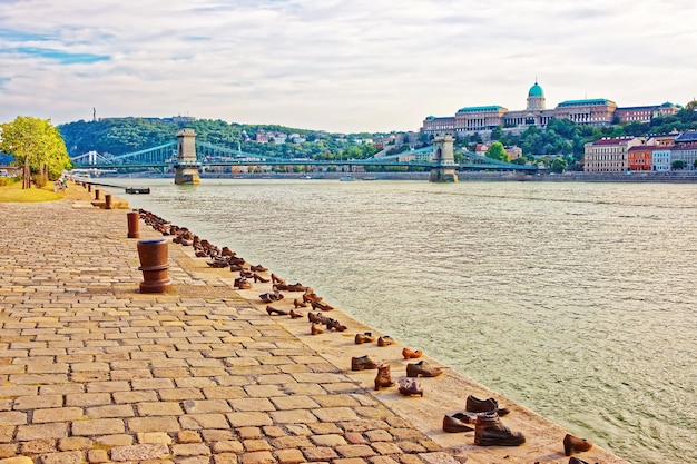 Monumento al Holocausto, Castillo de Buda y Puente de las Cadenas sobre el río Danubio en Budapest, Hungría