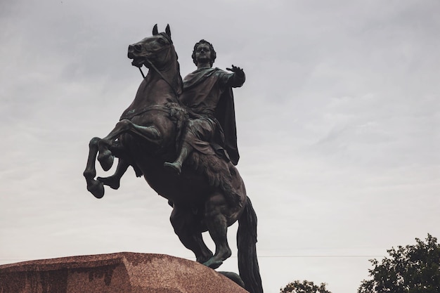 Monumento al jinete de bronce en el terraplén del río Neva en día nublado