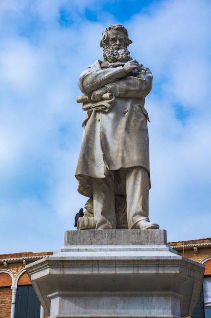 Monumento al lingüista italiano Niccolo Tommaseo en Venecia, Italia