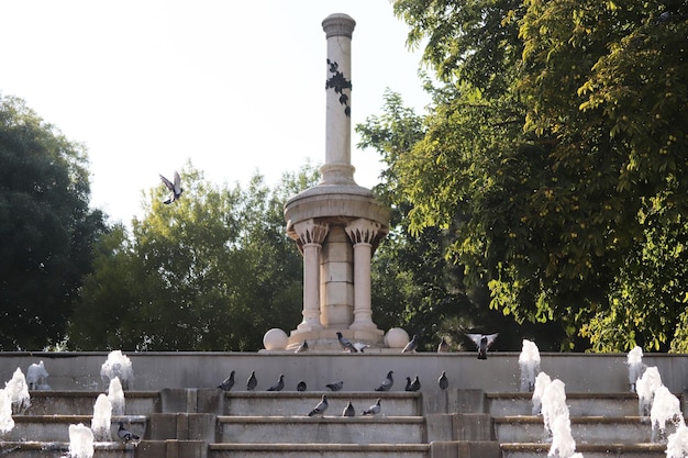 Monumento al martirio de Konya y palomas