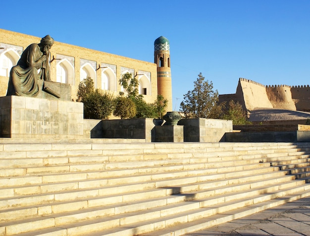 Monumento al matemático Al Khorezmi en Khiva